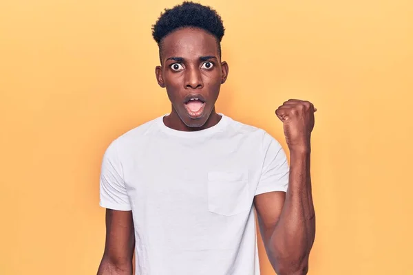 Ung Afrikansk Amerikan Man Bär Casual Kläder Förvånad Pekar Med — Stockfoto