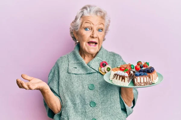 Senior Grijs Harige Vrouw Met Bord Met Taart Plakjes Vieren — Stockfoto