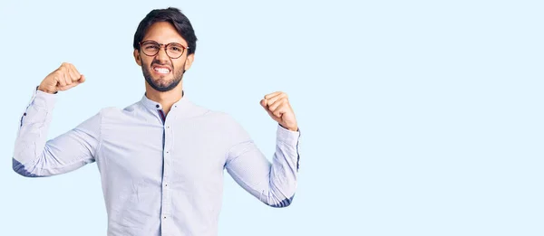 Homem Hispânico Bonito Vestindo Camisa Negócios Óculos Mostrando Músculos Braços — Fotografia de Stock