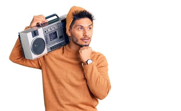 Guapo Joven Latinoamericano Sosteniendo Boombox Escuchando Música Con Mano Barbilla —  Fotos de Stock