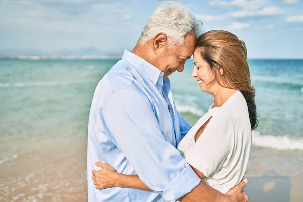 Pareja Hispana Mediana Edad Sonriendo Feliz Abrazándose Caminando Playa —  Fotos de Stock