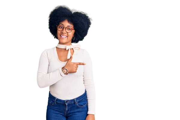Jovem Afro Americana Vestindo Roupas Casuais Óculos Alegres Com Sorriso — Fotografia de Stock