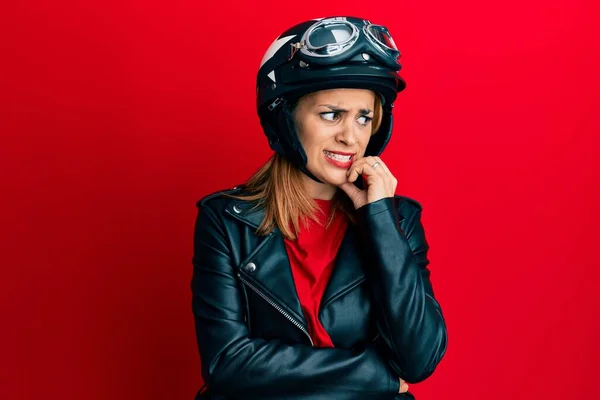 ヒスパニック系の若い女性は 口の爪をかむ上で手でストレスと神経を見てオートバイのヘルメットを着て 不安の問題 — ストック写真