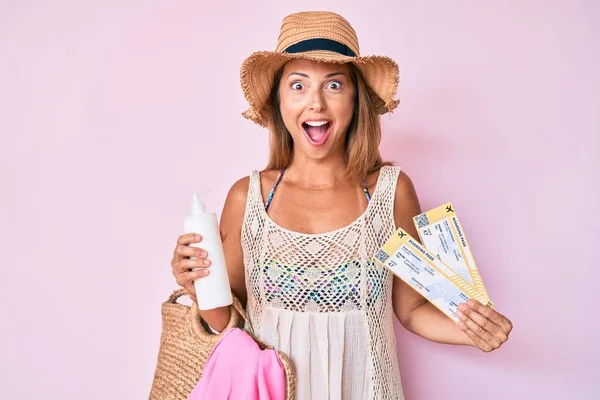 Middle Age Hispanic Woman Wearing Summer Hat Holding Boarding Pass — Stock fotografie