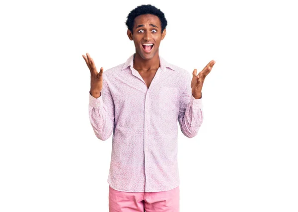 Africano Bell Uomo Indossa Casual Camicia Rosa Che Celebra Pazzo — Foto Stock