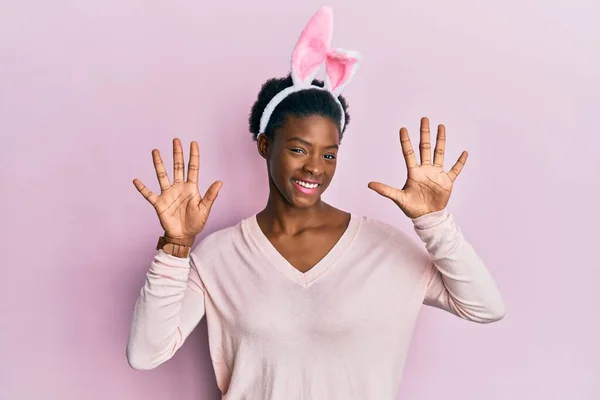 Jovem Menina Afro Americana Vestindo Orelhas Coelho Bonito Páscoa Mostrando — Fotografia de Stock