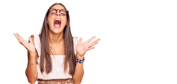 Mujer Hispana Joven Vestida Con Ropa Casual Gafas Celebrando Locos —  Fotos de Stock