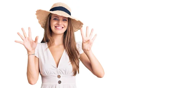 Junge Schöne Blonde Frau Trägt Sommerkleid Und Hut Und Zeigt — Stockfoto