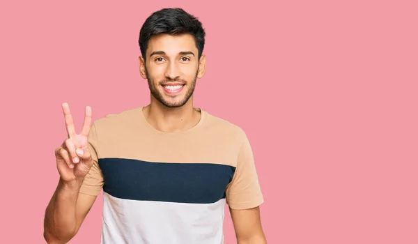 Jovem Homem Bonito Vestindo Roupas Casuais Mostrando Apontando Para Cima — Fotografia de Stock