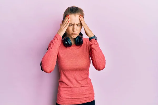 Mooie Blanke Vrouw Draagt Sportkleding Armband Met Hand Het Hoofd — Stockfoto