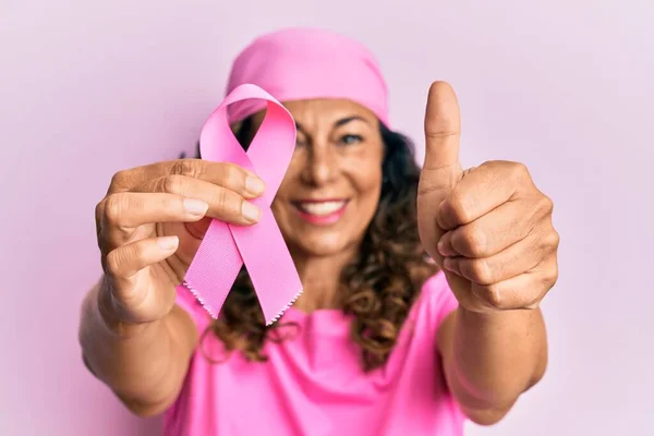 Orta Yaşlı Spanyol Kadın Elinde Pembe Kanser Kurdelesi Mutlu Pozitif — Stok fotoğraf