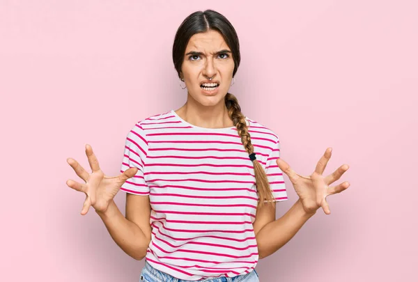 Jonge Spaanse Vrouw Casual Kleding Gek Gek Schreeuwen Schreeuwen Met — Stockfoto