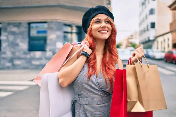 Νεαρή Κοκκινομάλλα Που Φοράει Γαλλικό Στυλ Κρατώντας Τσάντες Για Ψώνια — Φωτογραφία Αρχείου
