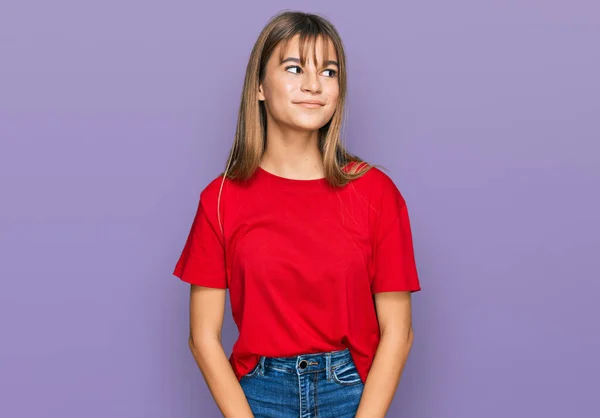 Nastolatka Kaukaska Dziewczyna Zwykłej Czerwonej Koszuli Uśmiecha Się Patrząc Bok — Zdjęcie stockowe