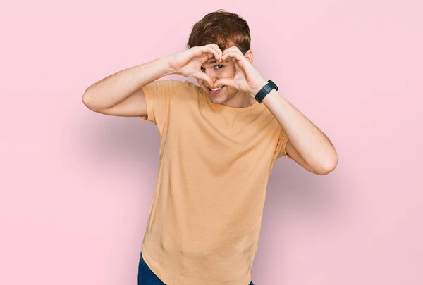 Joven Hombre Caucásico Usando Ropa Casual Haciendo Forma Corazón Con — Foto de Stock