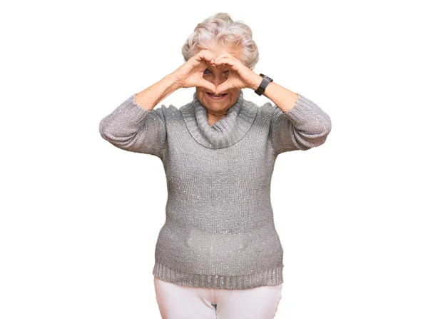 Starsza Siwowłosa Kobieta Ubrana Zimowy Sweter Robi Kształt Serca Dłońmi — Zdjęcie stockowe