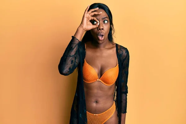 Jonge Afro Amerikaanse Vrouw Draagt Lingerie Doet Een Goed Gebaar — Stockfoto