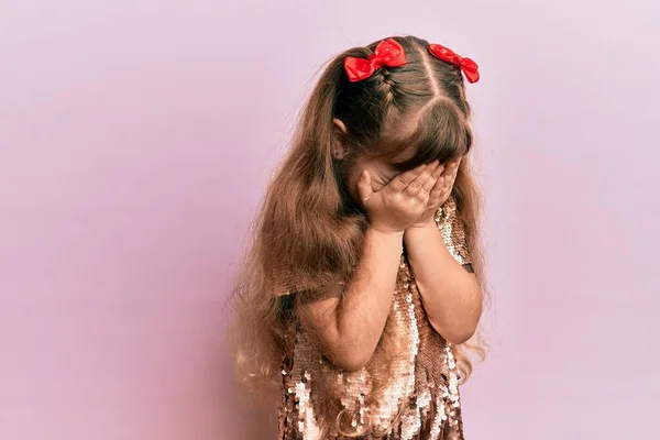 Niña Caucásica Pequeña Niña Con Lentejuelas Festivas Vestido Con Expresión —  Fotos de Stock