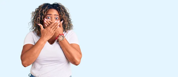 Junge Afrikanisch Amerikanische Size Frau Lässiger Kleidung Schockiert Mund Mit — Stockfoto