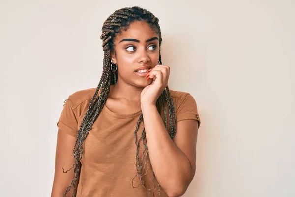 Jovem Afro Americana Com Tranças Vestindo Roupas Casuais Que Parecem — Fotografia de Stock