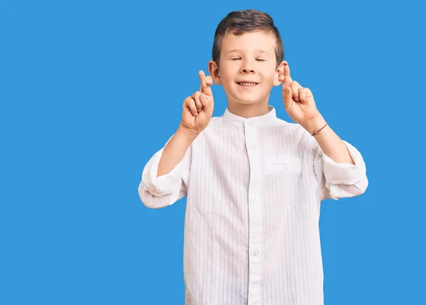 Niño Rubio Lindo Usando Camisa Elegante Gesto Dedo Cruzado Sonriendo —  Fotos de Stock