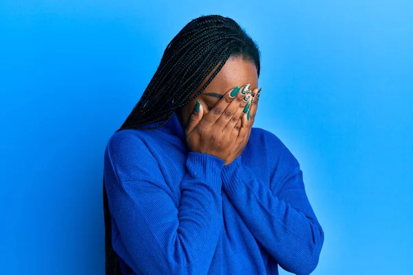 아프리카계 미국인 여성이 평상적 스웨터를 표정으로 눈물을 흘리고 있습니다 우울증 — 스톡 사진