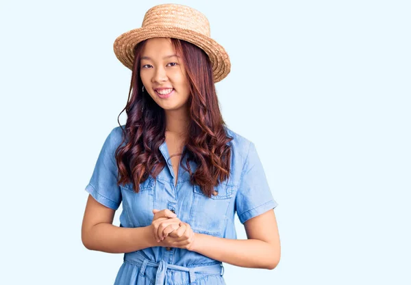 年轻美丽的中国姑娘戴着夏帽 手挽手 手指交叉 面带微笑 轻松愉快 成功与乐观 — 图库照片