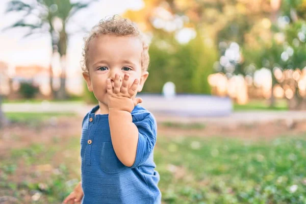 Menino Triste Colocando Dedos Boca Tocando Gengivas Porque Dor Dente — Fotografia de Stock