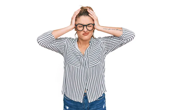 Beyaz Kadın Gömleği Gözlük Takıyor Baş Ağrısı Çekiyor Ağrı Migren — Stok fotoğraf