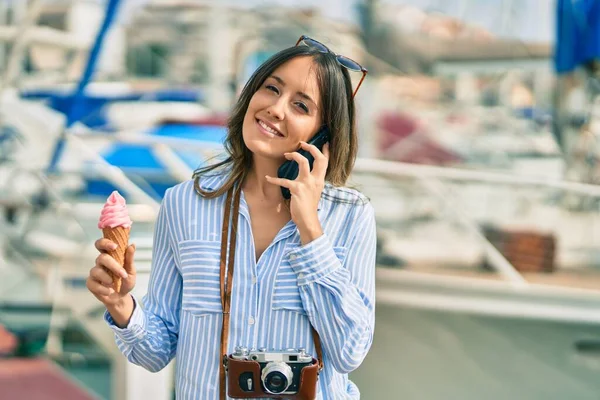 Ung Latinamerikansk Turist Kvinna Talar Smartphone Och Äter Glass Hamnen — Stockfoto