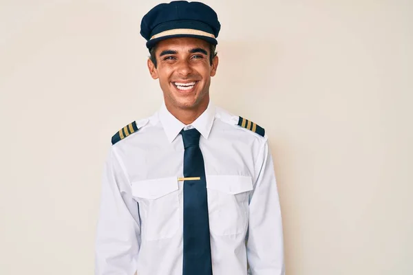 Mladý Hispánec Uniformě Pilota Letadla Šťastným Chladným Úsměvem Tváři Šťastný — Stock fotografie