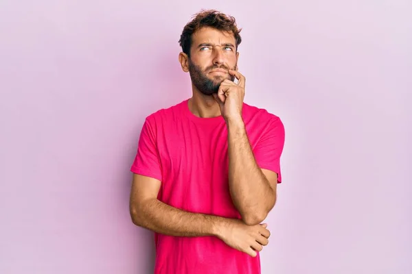 Homem Bonito Com Barba Vestindo Camiseta Rosa Casual Sobre Fundo — Fotografia de Stock