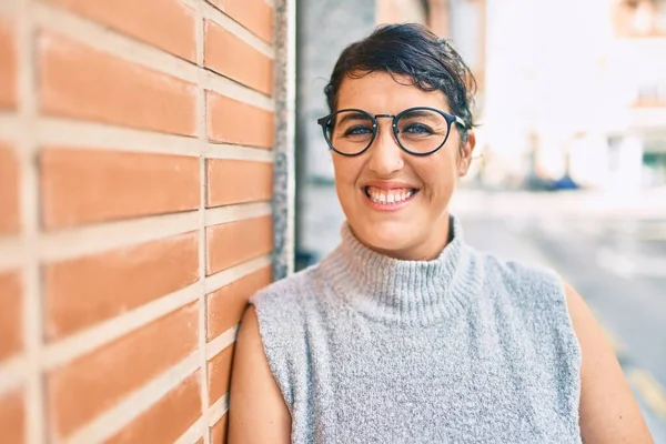 Jong Size Vrouw Glimlachen Gelukkig Leunend Muur Stad — Stockfoto