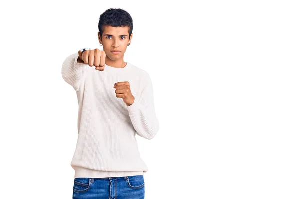 若いアフリカ系アメリカ人の男は 積極的かつ怒りの攻撃 脅威と暴力のために拳をパンチカジュアルな服を着て — ストック写真