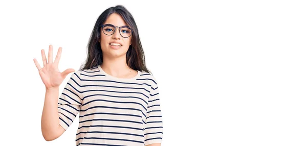 Esmer Sıradan Kıyafetler Gözlük Takan Genç Kız Beş Numarayı Gösterip — Stok fotoğraf