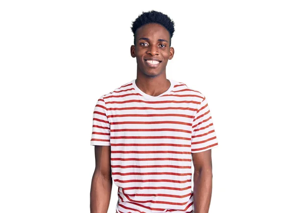 Молодий Афроамериканець Одягнений Повсякденний Одяг Має Щасливу Прохолодну Посмішку Обличчі — стокове фото