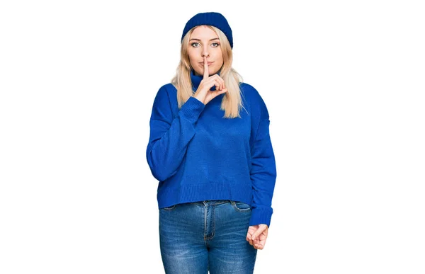 Junge Kaukasische Frau Wollenen Winterpullover Und Mütze Die Mit Dem — Stockfoto