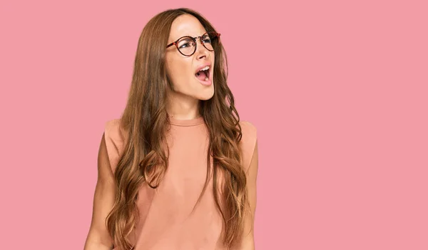 Jonge Spaanse Vrouw Casual Kleren Glazen Boos Gek Schreeuwend Gefrustreerd — Stockfoto