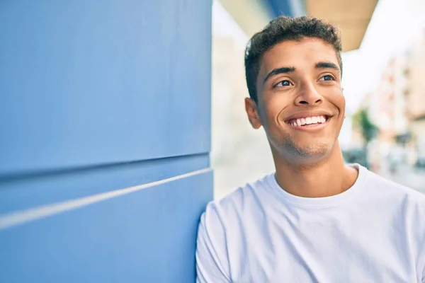 Jonge Latijnse Man Lacht Gelukkig Leunend Muur Stad — Stockfoto