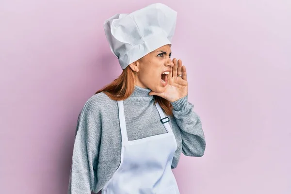 Hispanic Ung Kvinna Bär Professionell Kock Uniform Och Hatt Skriker — Stockfoto