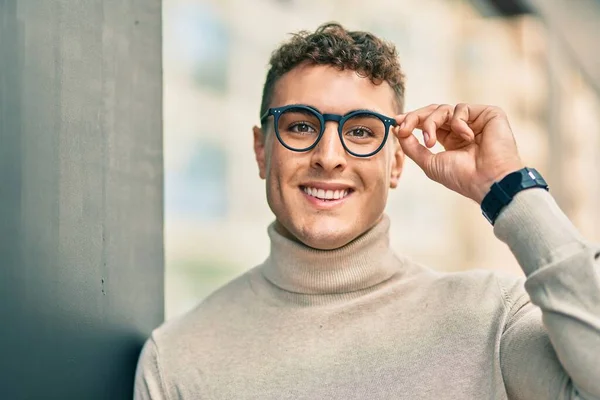 Ung Latinamerikansk Man Ler Glada Bär Glasögon Staden — Stockfoto