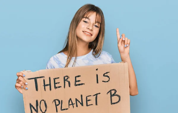 Adolescente Caucasiano Menina Segurando Não Planeta Banner Surpreso Com Uma — Fotografia de Stock