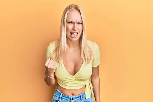 Junge Blonde Mädchen Lässiger Kleidung Wütend Und Wütend Die Faust — Stockfoto