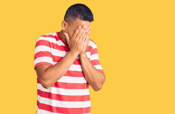 Homem Latino Bonito Jovem Vestindo Roupas Casuais Com Expressão Triste — Fotografia de Stock