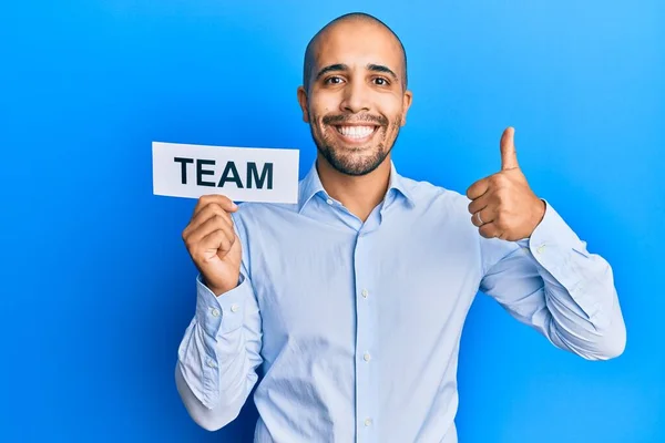 Hispanic Adult Business Man Holding Team Message Paper Smiling Happy — Stock Photo, Image