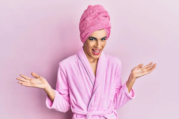 Joven Hombre Usando Mujer Maquillaje Usando Toalla Ducha Cabeza Albornoz — Foto de Stock