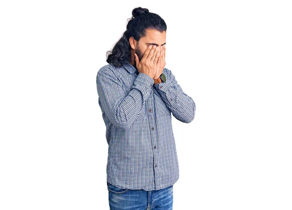 Hombre Árabe Joven Con Ropa Casual Frotando Los Ojos Para —  Fotos de Stock