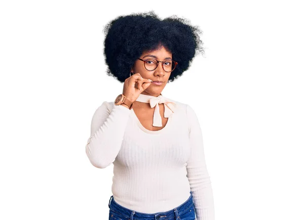 Молодая Африканская Американка Одетая Повседневную Одежду Рот Очках Губы Закрытые — стоковое фото