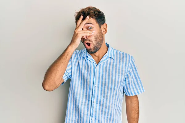 Homem Bonito Com Barba Vestindo Camisa Casual Espreitando Choque Cobrindo — Fotografia de Stock