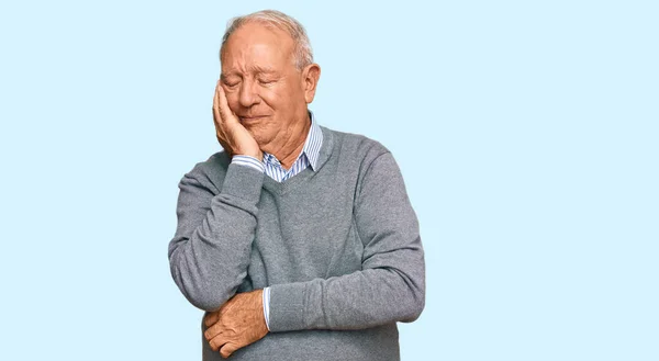 Senior Kaukasische Man Het Dragen Van Casual Kleding Denken Kijken — Stockfoto